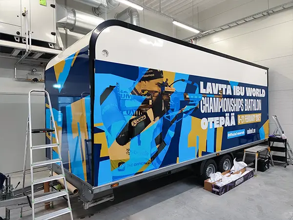 Biathloni reklaamhaagise graafika paigaldustöö