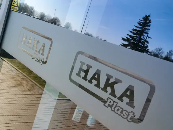Klaasikleebised Haka Plast – akna- ja klaaspinna kleebislahendus