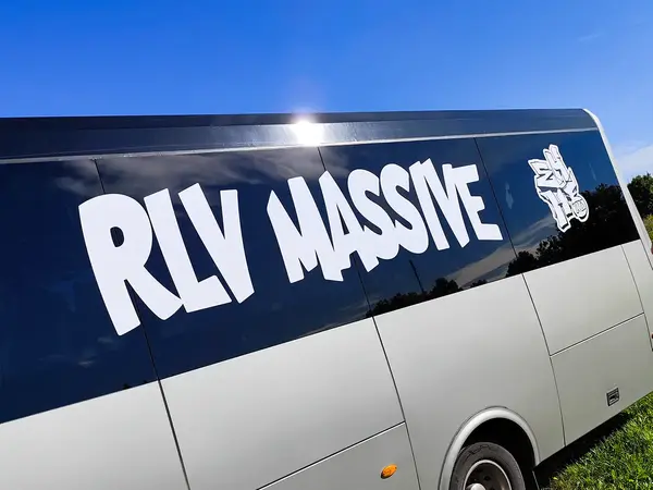 Buss – sõiduki või haagise kleebislahendus