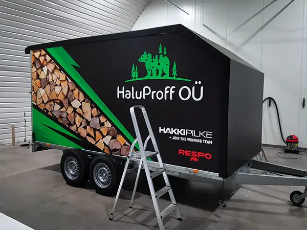 HaluProffi haagise külje trükikleebiste paigaldamine