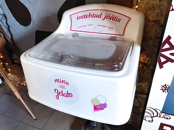 Valgeks muudetud ja Minu Gelato kleebistega kujundatud väike jäätisekülmik