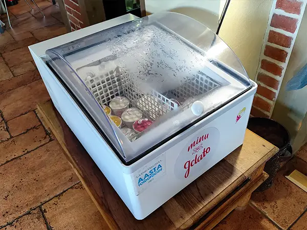 Teine valgeks muudetud Minu Gelato väike jäätisekülmik
