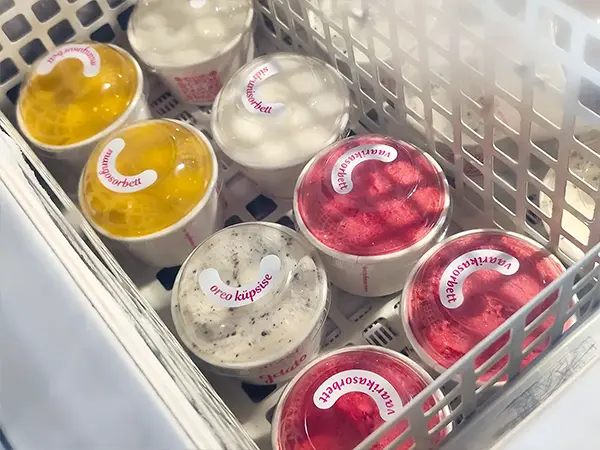 Maitsenimetustega Minu Gelato tootekleebised jäätisetopside kaantel