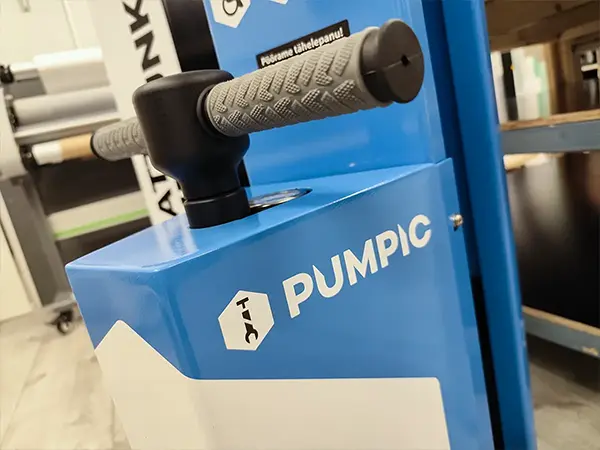 Pumpicu logo ja graafika sinisel jalgrattahoolduspunkti seadmel