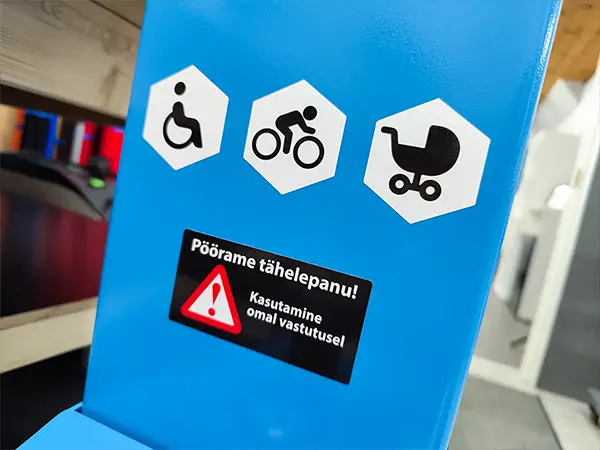 Pumpicu kasutusikoonid ja ohutusinfo sinisel seadmel