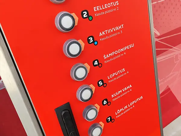 Kontuurlõigatud programmiinfo tolmuimeja juhtpaneelil
