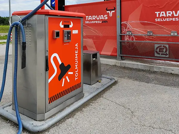 Tarvas Selvepesula valmis tolmuimejaautomaat pesula taustal